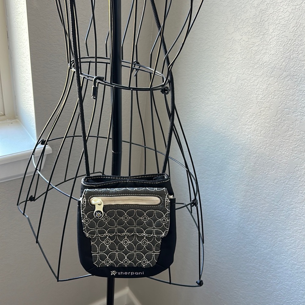 Like NEW Sherpani Mini Crossbody